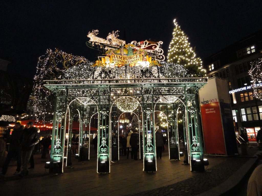 Hamburg am 30.11.2012: Eingang zum Weihnachtsmarkt vor dem Rathaus.