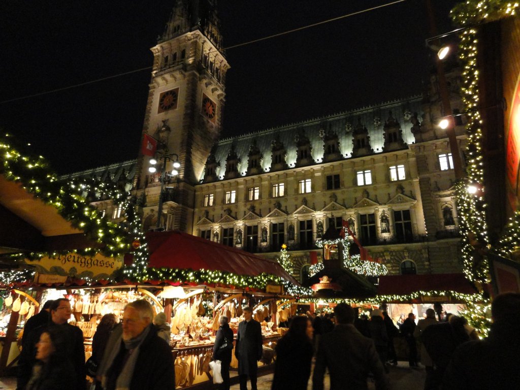 Hamburg am 30.11.2012: Weihnachtsmarkt vor dem Rathaus.