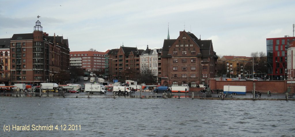 Hamburg am 4.12.2011 bei Hochwasser, St. Pauli-Fischmarkt, das Wasser stand kurz vor dem berlaufen auf die Marktflche