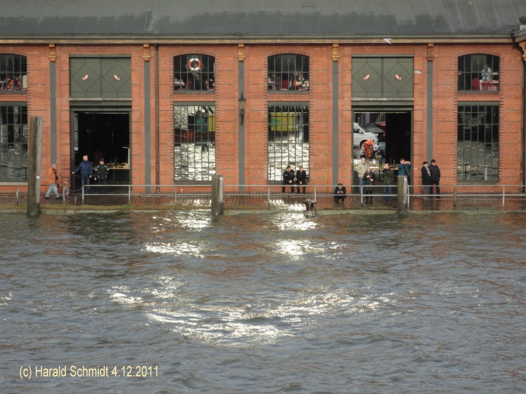 Hamburg am 4.12.2011 bei Hochwasser, St. Pauli-Fischmarkt, Fischauktionshalle mit auf das  groe Ereignis  wartenden