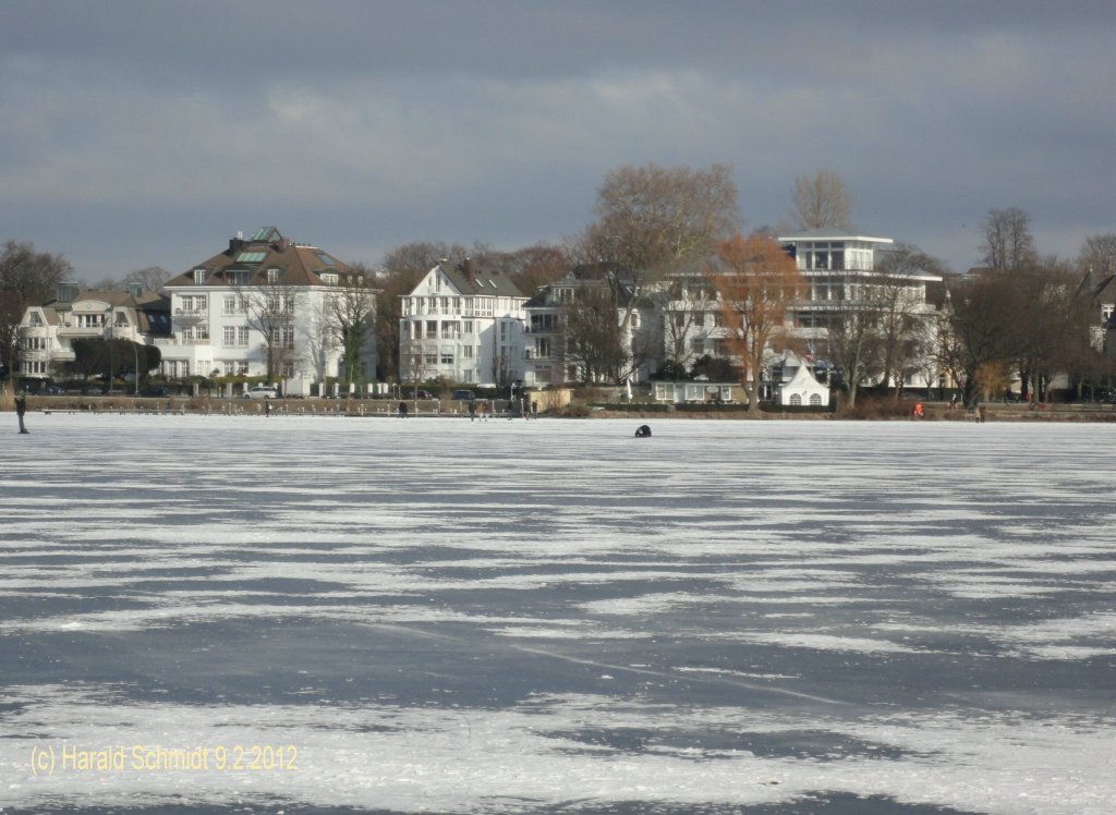 Hamburg am 9.2.2012: Blick von der zugefrorenen Alster auf die Strae  Schne Aussicht  (Stadtteil Uhlenhorst) mit seinen schnen Villen