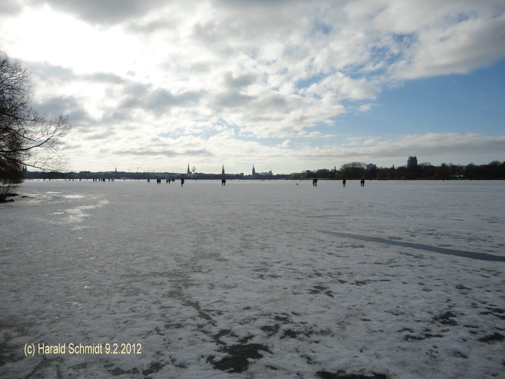 Hamburg am 9.2.2012: zugefrorene Alster, hier der Blick zur Innenstadt (Neudeutsch City), noch ohne Alstervergngen - fr Genieer, (fast gleicher Standpunkt wie ID 31807.)