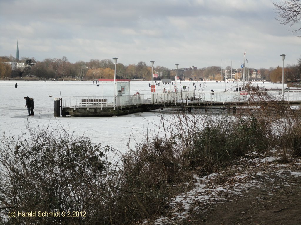 Hamburg am 9.2.2012: zugefrorene Alster, hier am Alsterdampferanleger Uhlenhorster Fhrhaus, noch fr Genieer. (Gleicher Standpunkt wie ID 31812.)