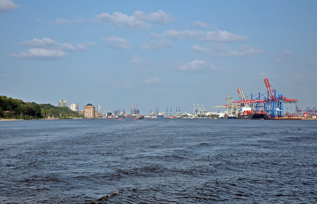 Hamburg - Blick auf Hamburger Hafen und Stadtmitte von der Elbe querab Finkenwerder - 12.07.2013