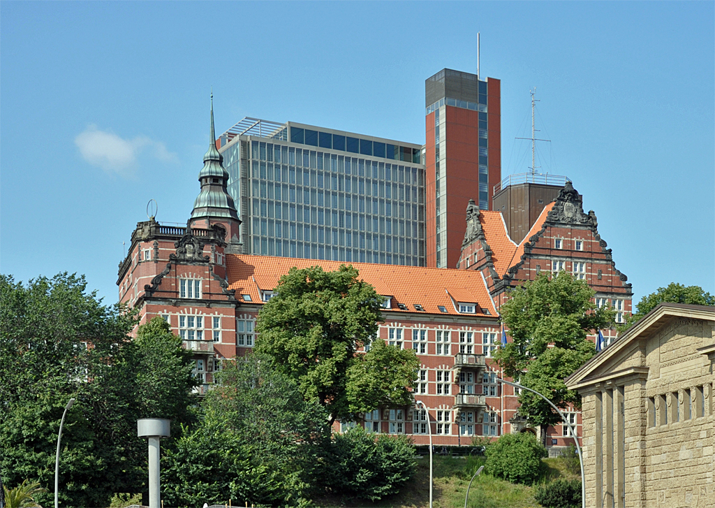 Hamburg - Gebude des Deutschen Wetterdienstes (vor dem Hochhaus) - 12.07.2013