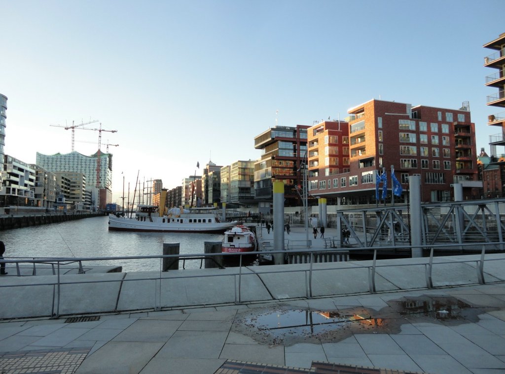 Hamburg Hafencity am 30.11.2012:  Magellan-Terrassen mit dem Traditionsschiffhafen (Sandtorhafen) in der Abendsonne