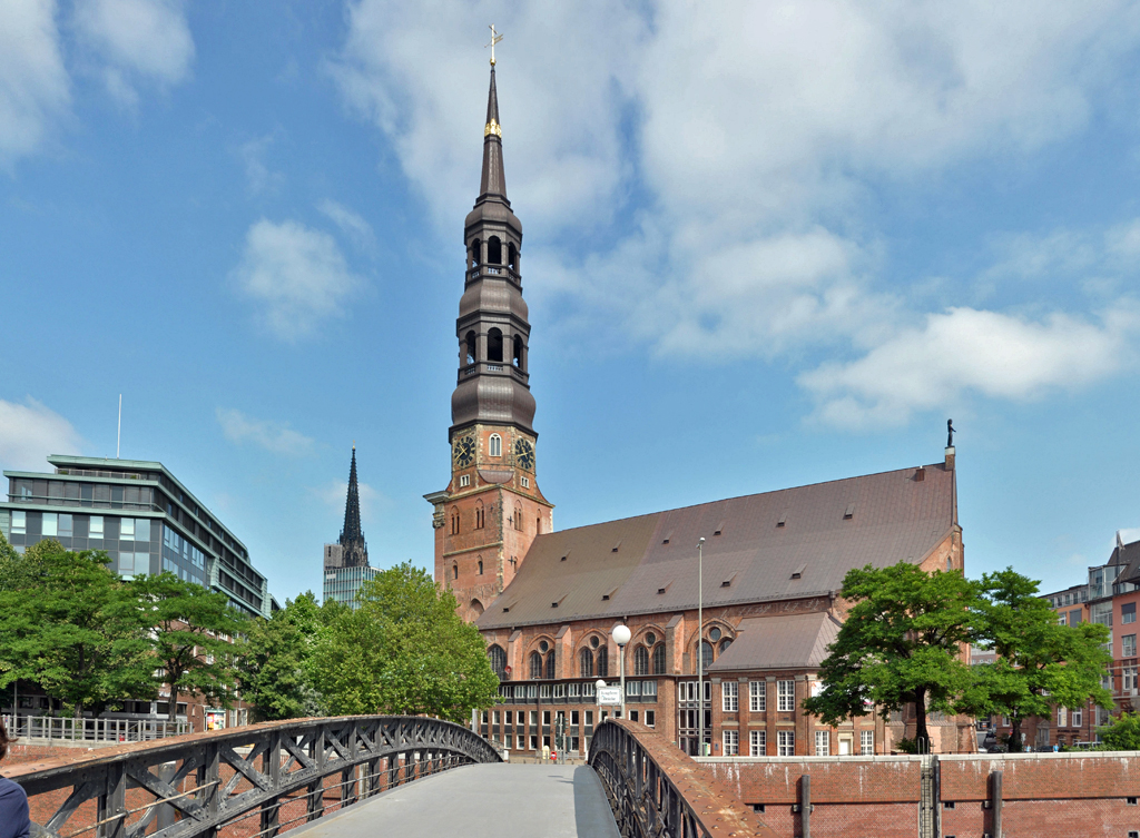 Hamburg - St. Katharinen, aufgenommen von einer Speicherstadtbrcke - 13.07.2013