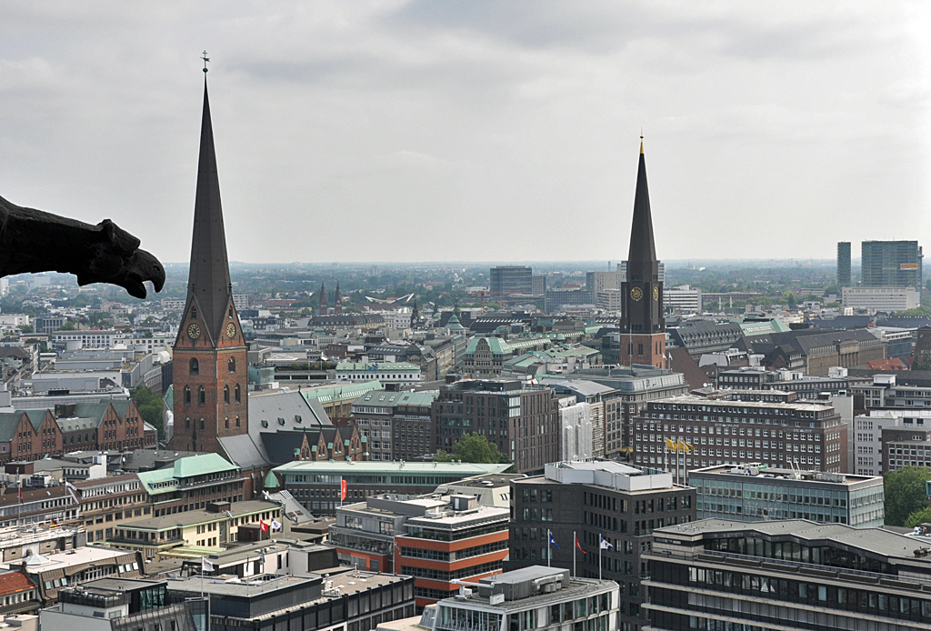 Hamburg - Stadtmitte und links St. Petri und rechts St. Jakobi-Kirche, aufgenommen aus dem Turm der St. Nikolei - 13.07.2013