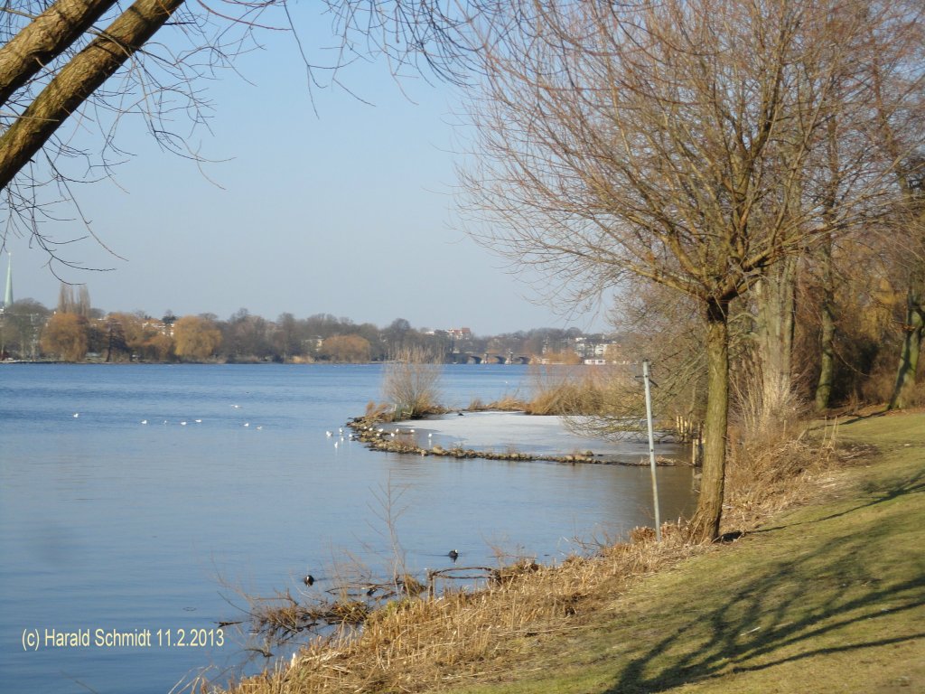 Hamburg Uhlenhorst am 11.2.2013: Blick auf die Auenalster von der Strae  Schne Aussicht 