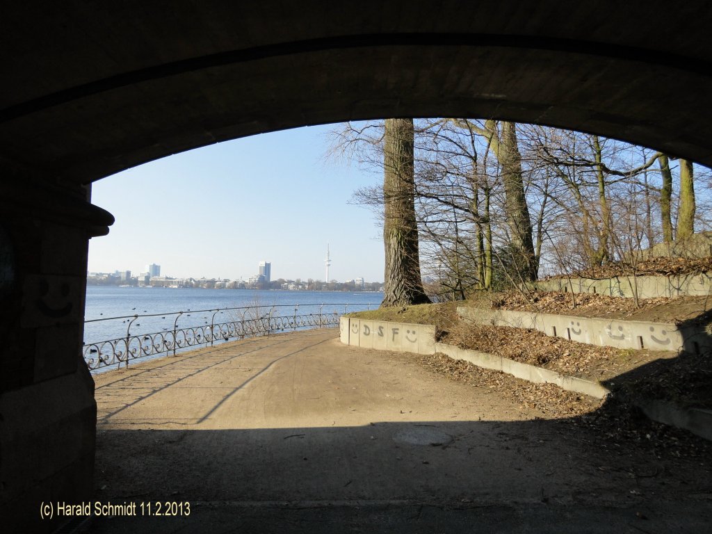 Hamburg Uhlenhorst am 11.2.2013: Blick aus der Unterfhrung Schwanenwik auf die Auenalster 