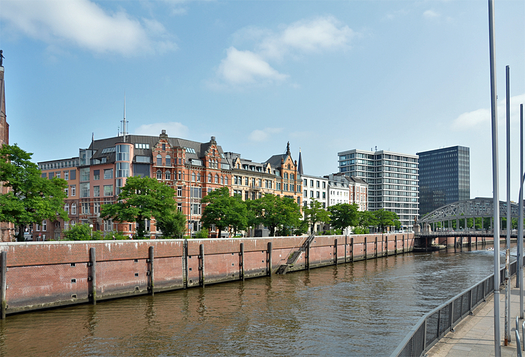 Hamburg - Zollkanal und Bürohäuser  Bei den Mühren  - 13.07.2013