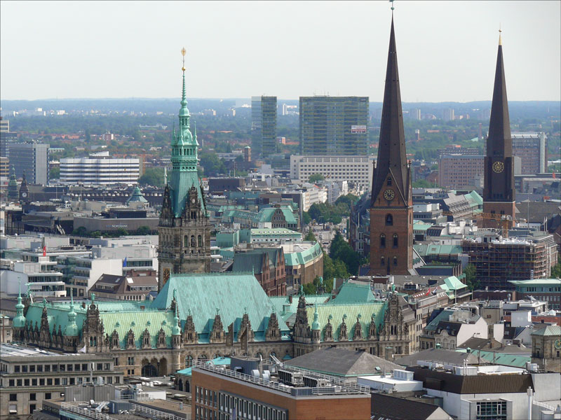 Hamburgs Trme (Rathaus, St. Petri-Kirche, St. Jacobi-Kirche) vom Turm der St. Michaelis-Kirche (Michel) aus gesehen; 20.08.2010
