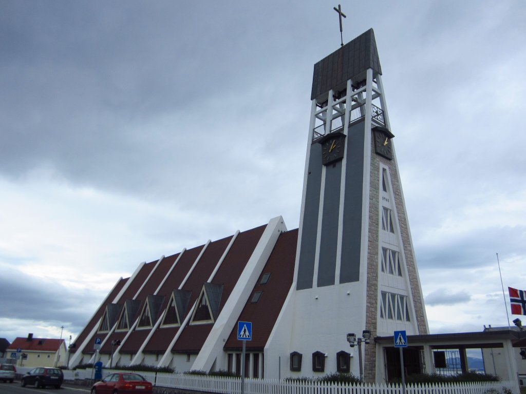 Hammerfest, Kirche, erbaut 1961 von Hans Magnus, das Bauwerk soll uerlich an die 
Trockengestelle fr Fisch erinnern (02.07.2013)