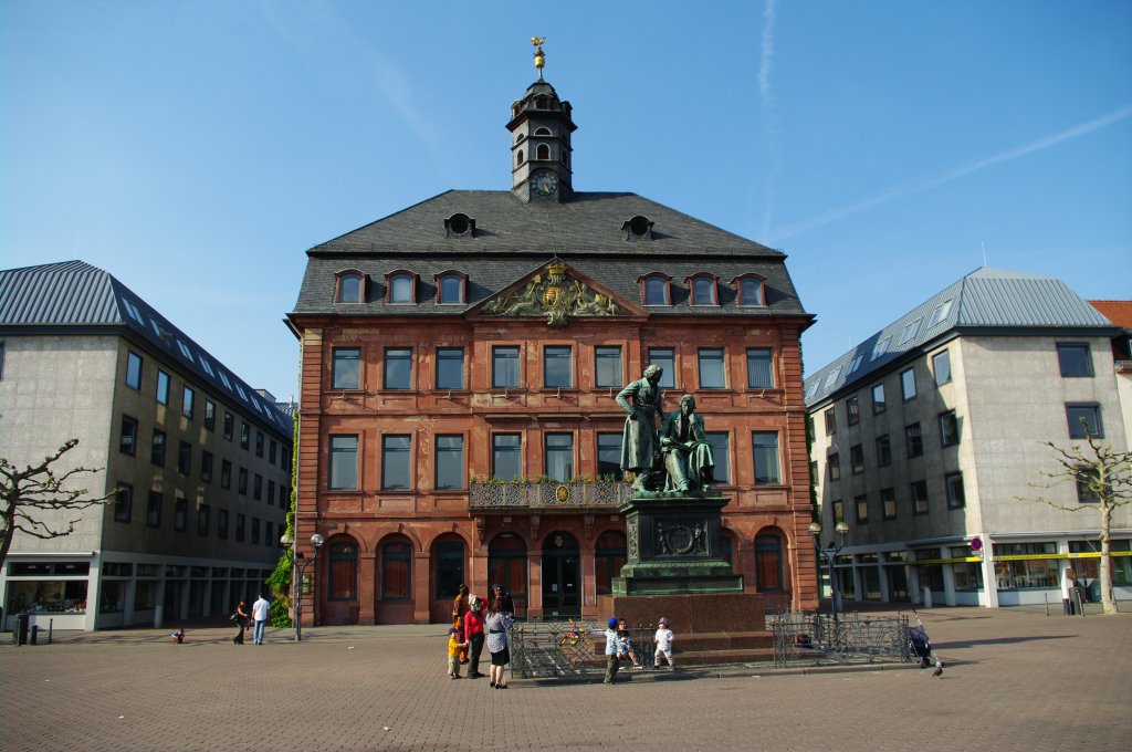 Hanau, Neustdter Rathaus mit Denkmal der Brder Grimm, erbaut von 1723 bis 1733 
von Ludwig Hermann (26.04.2009) 