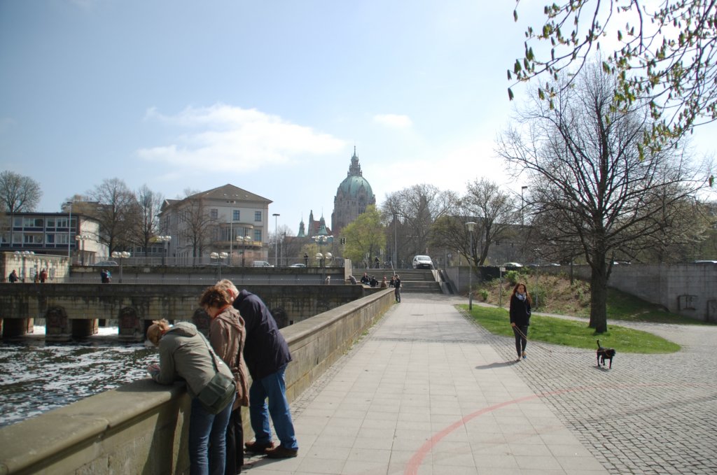 Hannover / Blick vom Park an der Leine ber die Karmarschstrae in Richtung des Rathauses. Von hieraus ist der Turm schon gut zu erkennen. Samstag 9.4.2011