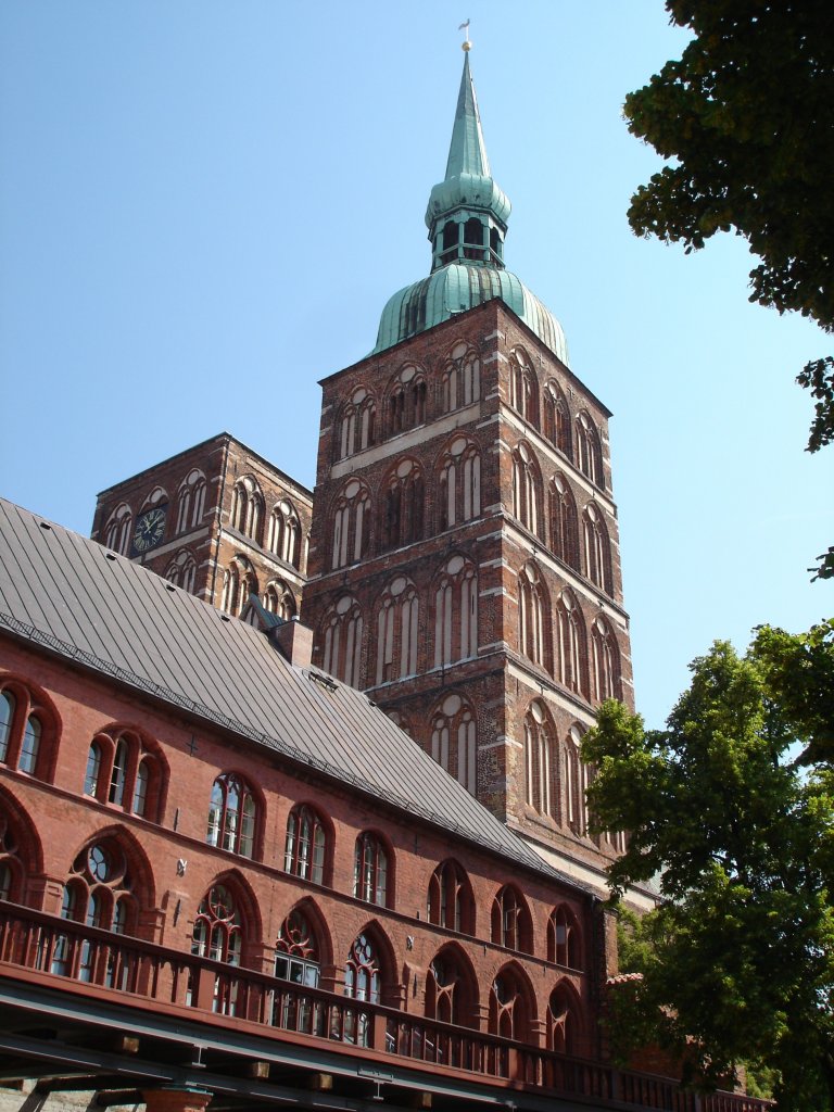 Hansestad Stralsund,
Nikolaikirche-natrlich aus Backstein erbaut, seit 2002 UNESCO-Welterbe, Juli
2006