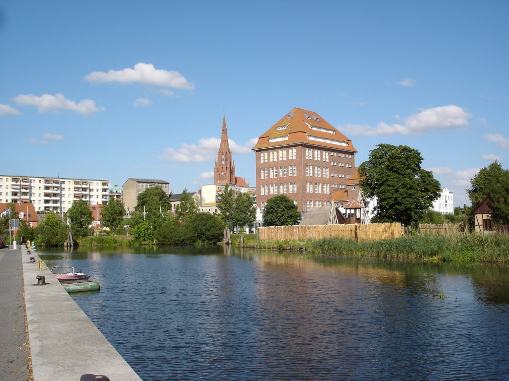 Hansestadt Demmin,
Blick vom Peenehafen auf die fast 100m hohe
Backsteinkirche und den umgebauten Speicher,
2006