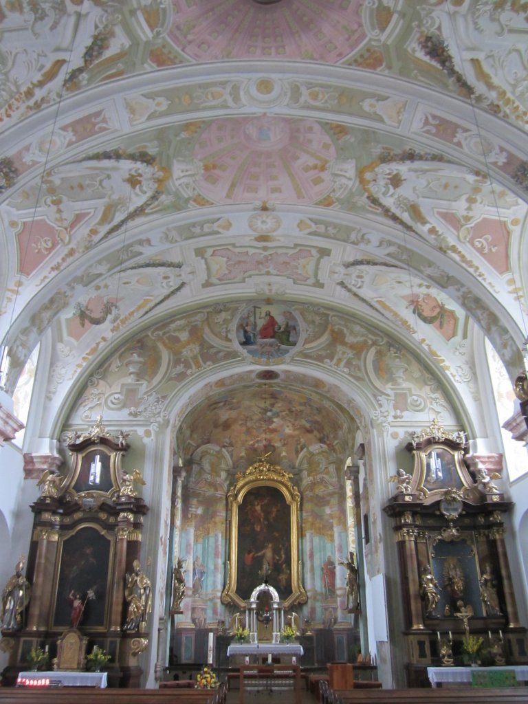 Hartkirchen, Altäre der St. Stephanus Kirche, Deckenfresken von Wolfgang Andreas 
Heindl (07.04.2013)