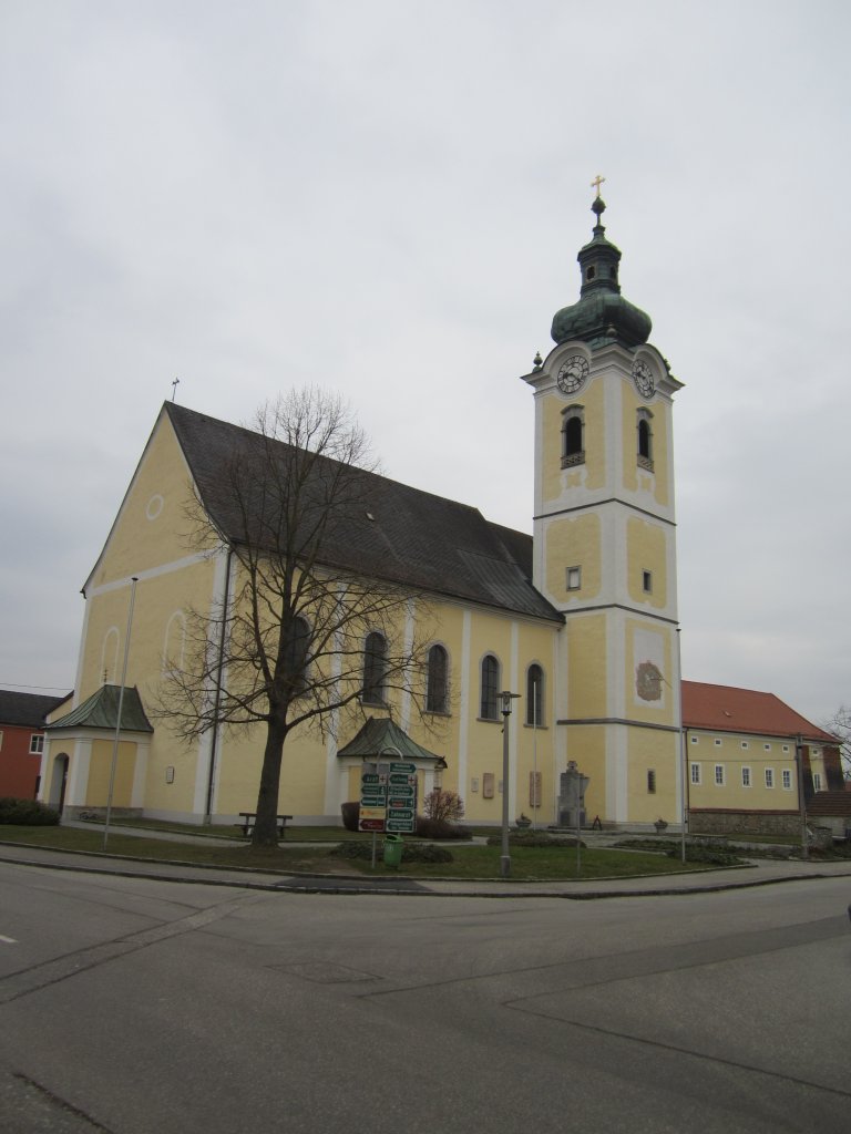 Hartkirchen, barocke Pfarrkirche St. Stephanus, erbaut von 1717 bis 1719, Kirchturm erbaut 1748 durch den Architekten Johann Matthias Krinner (07.04.2013)