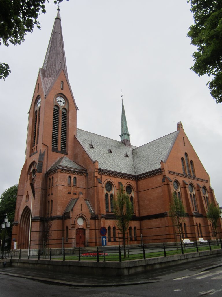 Haugesund, neugotische Var Frelser Kirche, erbaut von 1899 bis 1901 durch Architekt Einar Halleland (25.06.2013)
