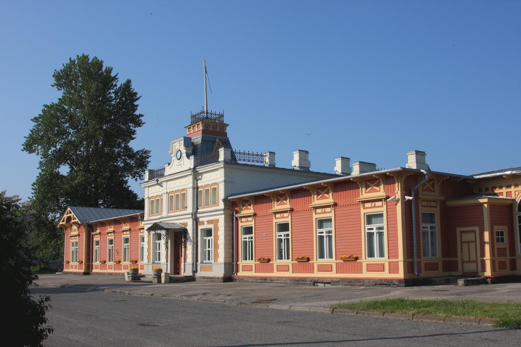 Haupteingang zum ehemaligen Hauptbahnhof von Haapsaluu in Estland.
Der Bahnhof ist heute ein Museum. Auf den Gleisanlagen hinter dem Gebude
stehen viele interessante Fahrzeuge der estlndischen Eisenbahn ra.
Aufnahme am 12.6.2011.