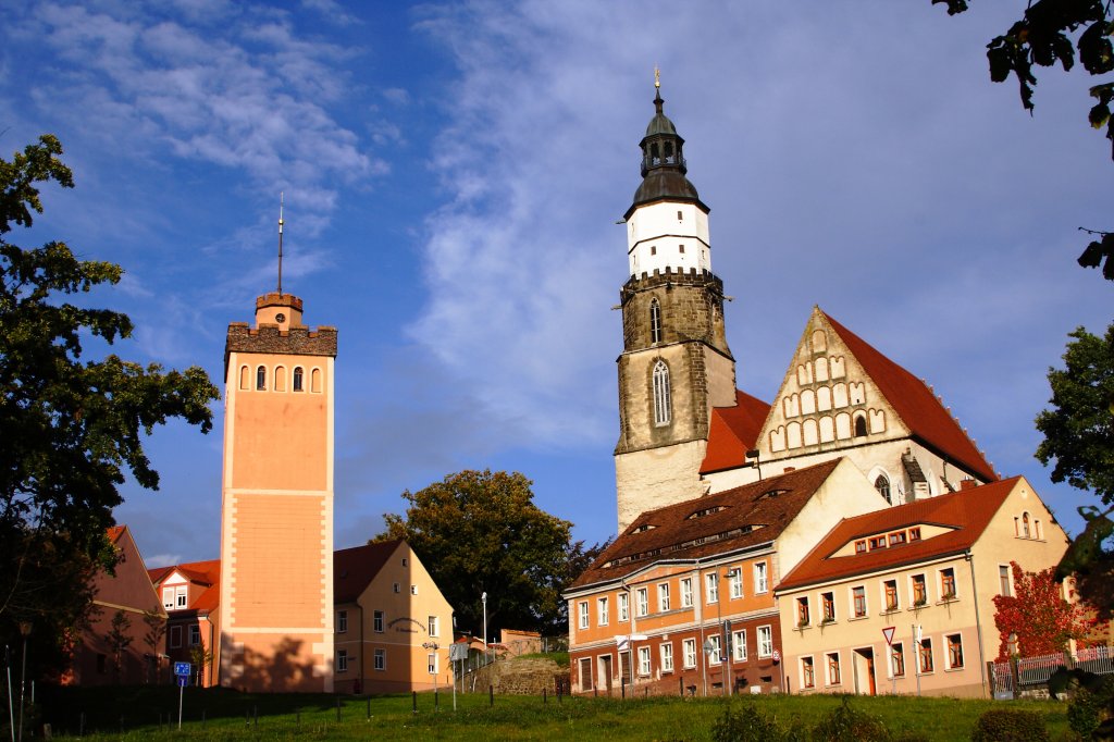 Hauptkirche St. Marien in Kamenz. Links im Bild ist der Rote Turm zu sehen, der einst Bestandteil der ehemaligen Stadtmauer war. Die Aufnahme erfolgte im Licht der untergehenden Sonne am Abend des 07.10.2011.