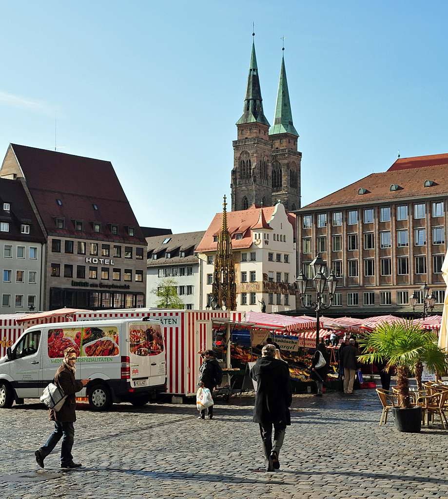 Hauptmarkt und Trme der St. Sebald-Kirche in Nrnberg - 23.04.2012