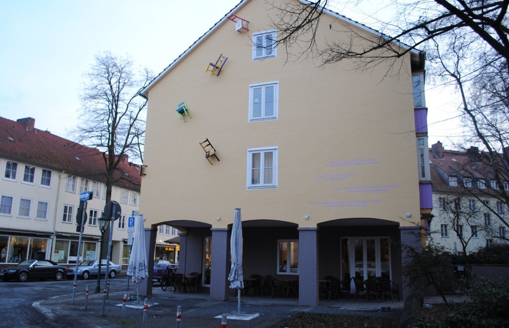 Haus mit Sthlen an der Wand in Hannovers Alstadt, am 09.01.2011.