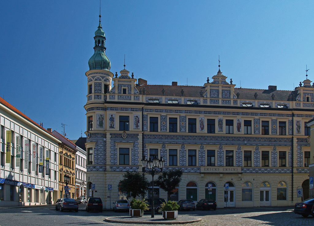 Haus Nr. 50 in der Chelčickho Strae in Pisek.
Von der Pseker Brgersparkasse in den Jahren 1889 - 90 im Neorenaissance Stil erbaut, wurde das Gebude mit Graffiti und Malereien von allegorischen Gestalten vom Maler A. Liebscher geschmckt. 
Heutzutage als rztehaus verwendet, bietet es ,auch wegen des gepflegten ueren, ein eindrucksvolles Beispiel fr den typisch bhmischen Baustil. 01.10.2011