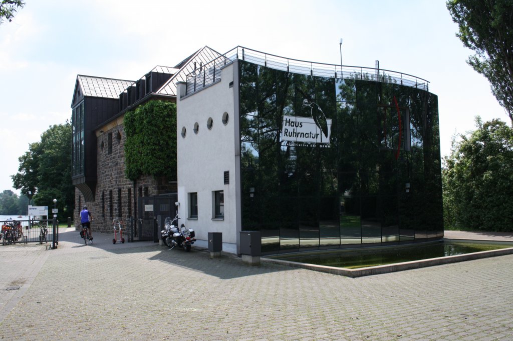 Haus Ruhrnatur, Mlheim an der Ruhr, denkmalgeschtztes ehemaliges Schlerbootshaus, heute ein Naturkundemuseum (Betreiber RWE). Aufgenommen am 28.05.2012