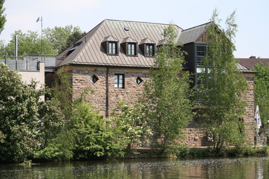 Haus Ruhrnatur Rckansicht zur Ruhr, Mlheim an der Ruhr, denkmalgeschtztes ehemaliges Schlerbootshaus, heute ein Naturkundemuseum (Betreiber RWE). Aufgenommen am 28.05.2012