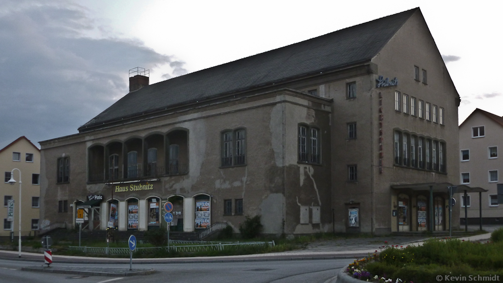 Haus Stubnitz in Sassnitz - das ehemalige Kinogebude aus dem Jahr 1958 ist inzwischen erheblich sanierungsbedrftig und verfllt zunehmend. (22.06.2012)