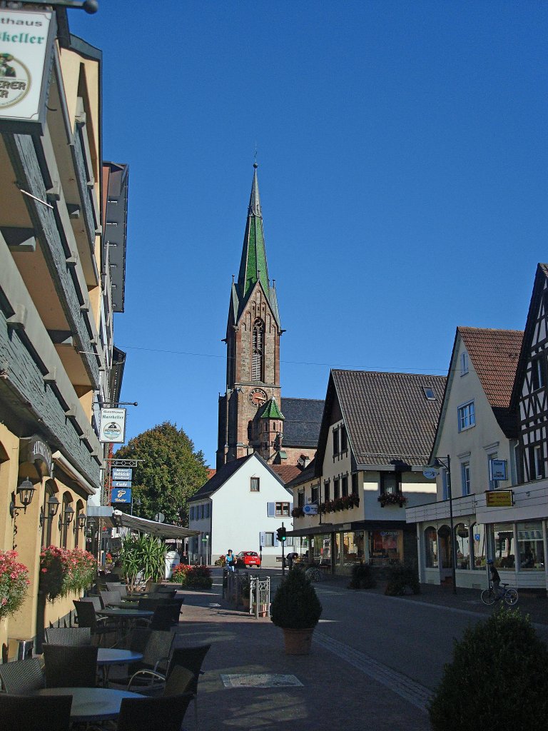 Hausach im Kinzigtal, Blick von der Hauptstrae zur kath. Stadtkirche St.Mauritius, Okt.2010 