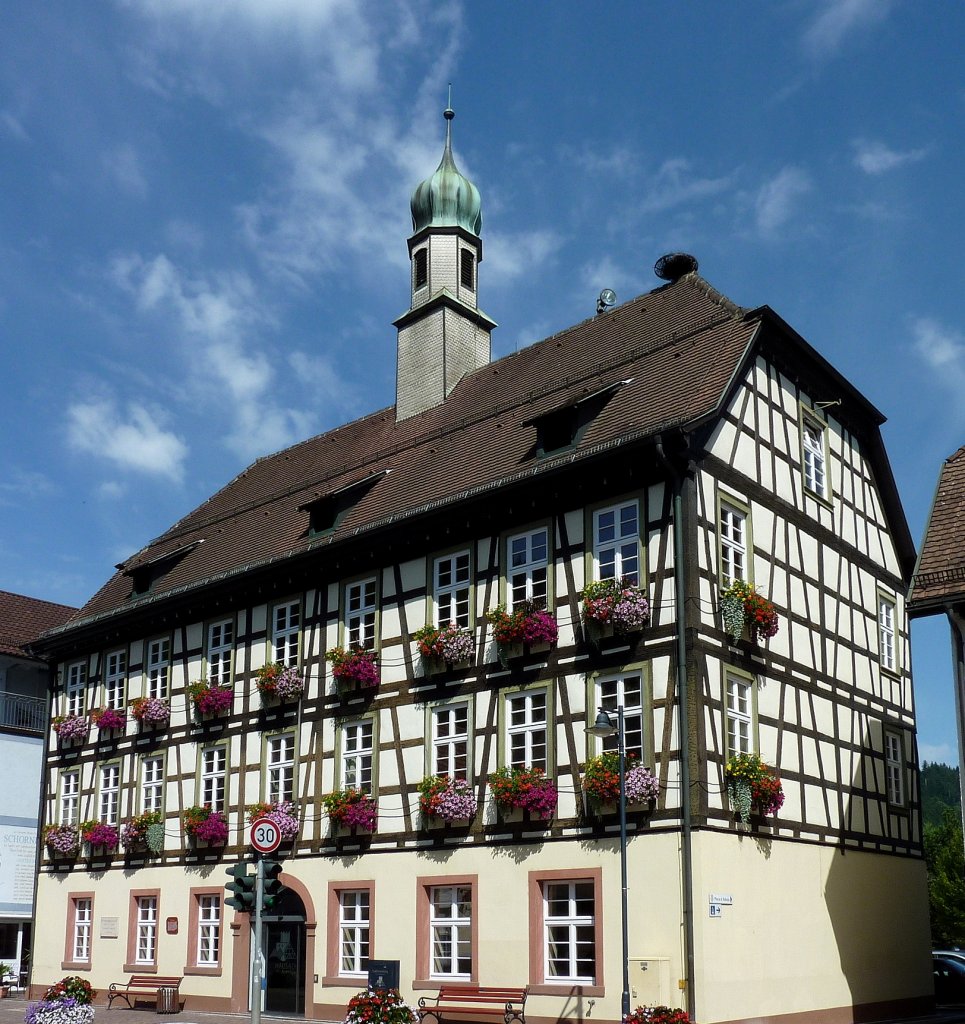 Hausach, das Rathaus von 1826, die ca.6000 Einwohner zhlende Kleinstadt im Kinzigtal/Schwarzwald wurde 1259 erstmals urkundlich erwhnt, Juli 2012