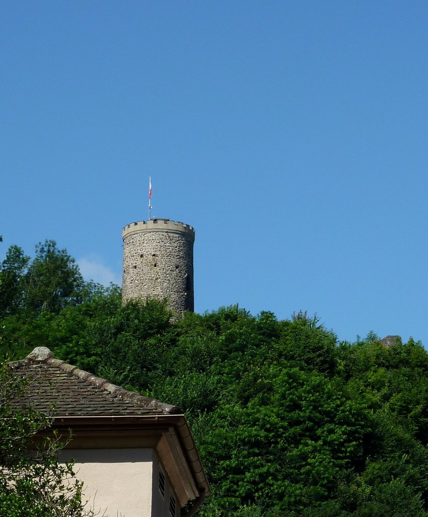 Hausach, die Reste der Burg Husen aus dem 12.Jahrhundert hoch ber der Stadt, Juli 2012