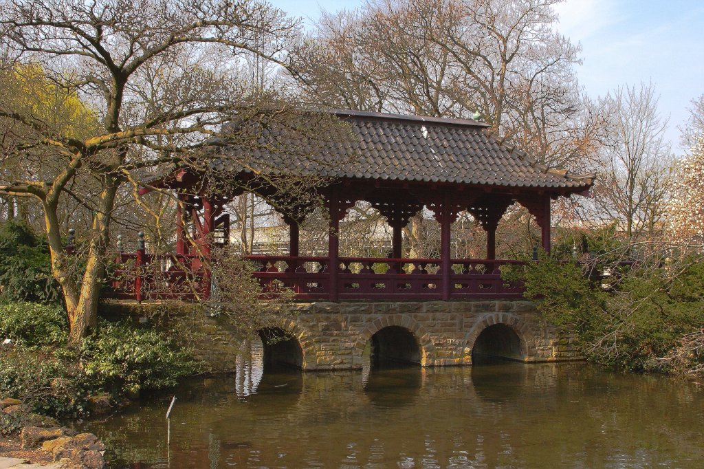 Hausbrcke im  Japanischen Garten  des Leverkusener Carl-Duisberg-Parkes. (Aufnahme vom 24.03.2012)