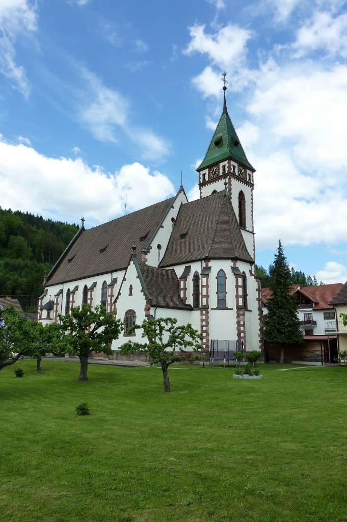 Hausen im Wiesental im Sdschwarzwald, die katholische St.Josephs-Kirche, im neugotischen Stil erbaut von 1892-95, Mai 2012 