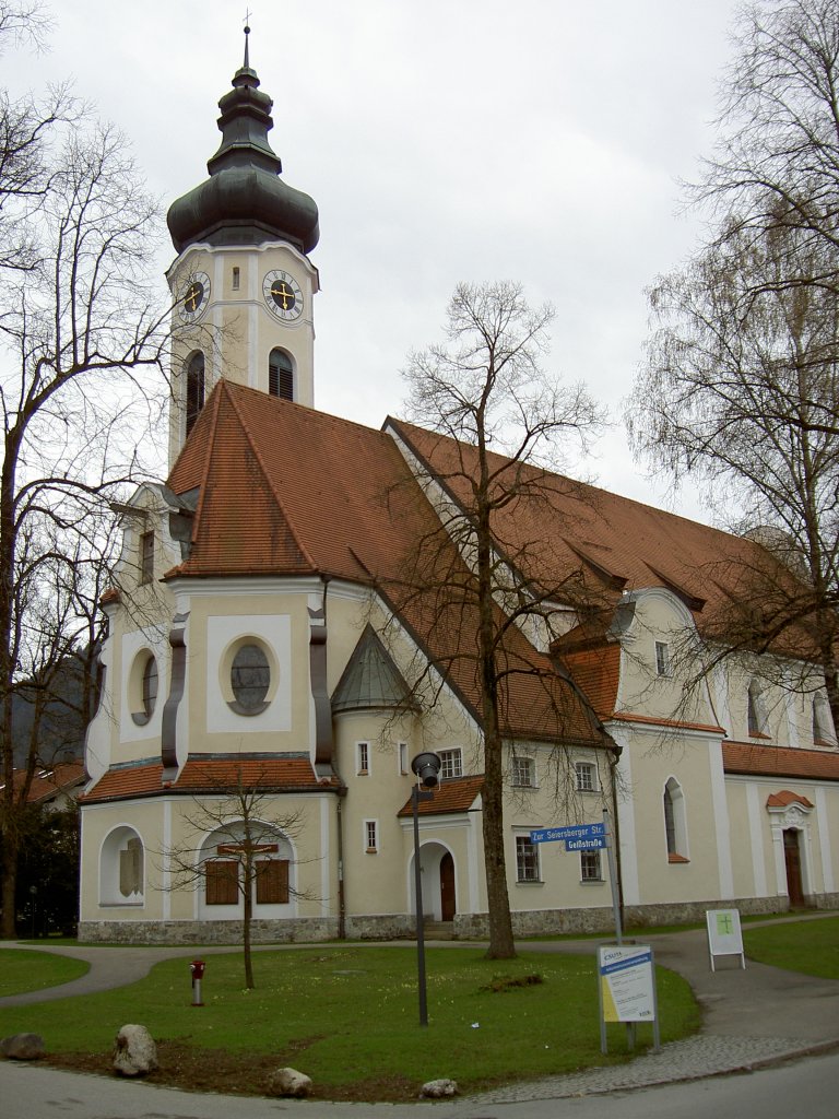 Hausham, St. Anton Kirche, erbaut von 1908 bis 1909 durch Heinrich Hauberrisser, 
Kreis Miesbach (06.04.2012)