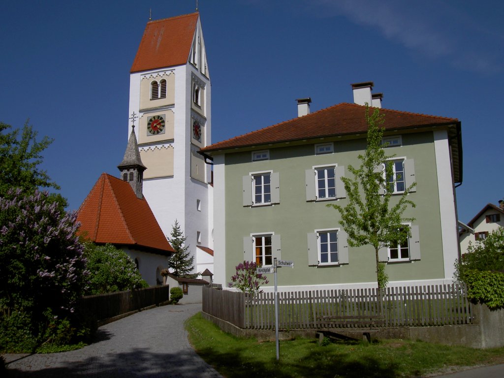 Hawangen, Kirchplatz mit Pfarrhaus und St. Stephan Kirche, erbaut im 15. Jahrhundert, erweitert 1722 durch Simpert Kramer (05.05.2011)