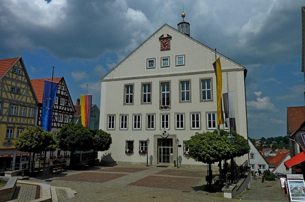 Hechingen, 20.000 Einwohnerstadt unterhalb der Hohenzollernburg, das Rathaus im 1886 umgebauten Neorainessancestil, Juli 2011