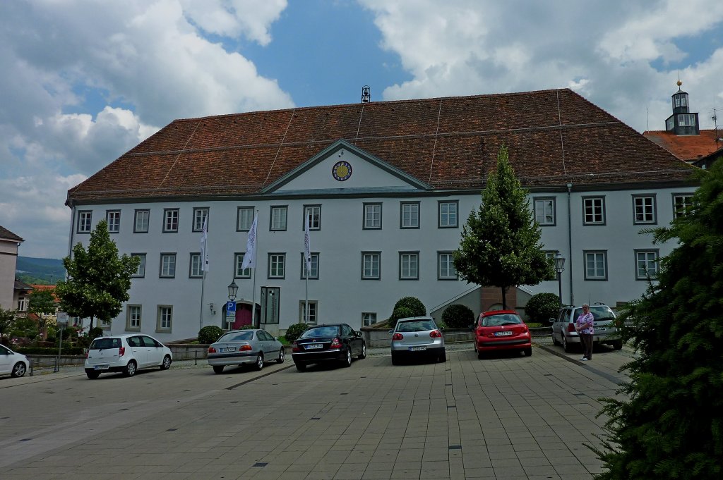 Hechingen, das Alte Schlo, ein verputzter Fachwerkbau aus dem 18.Jahrhundert, heute Sitz des Hohenzollerrischen Landesmuseums, Juli 2011