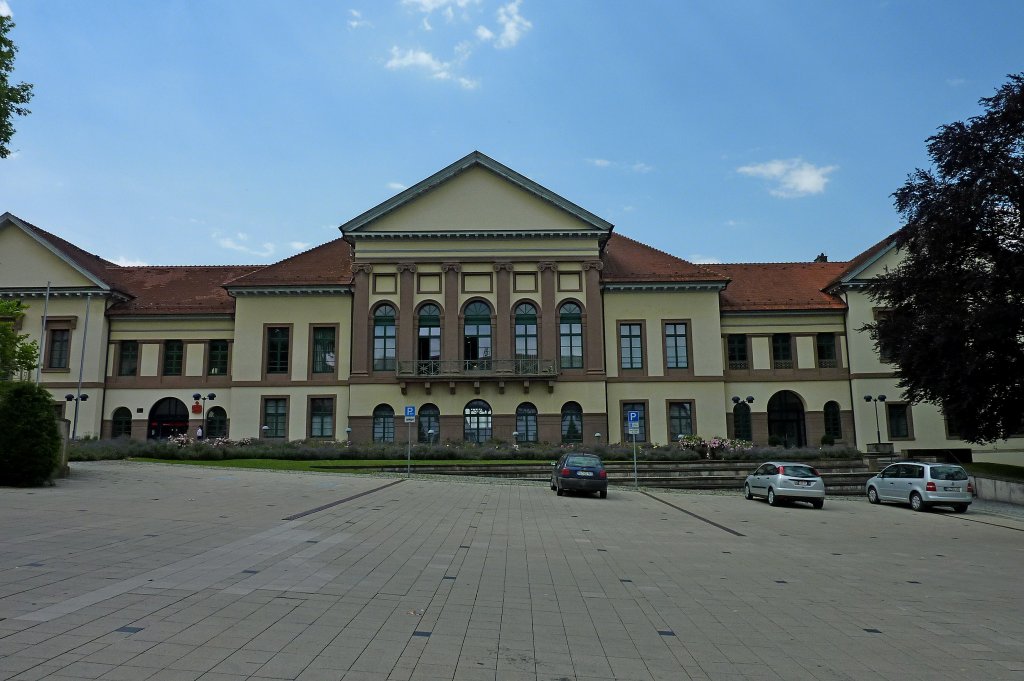 Hechingen, das Neue Schlo, 1818-19 im klassizistischem Stil vom Weinbrenner-Schler Rudolf Burnik erbaut, blieb allerdings unvollendet, diente den Frsten von Hohenzollern als Stadtresidenz, heute Sitz der Sparkasse, Juli 2011