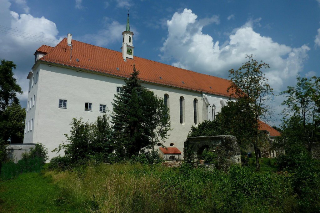 Hechingen, im Ortsteil Stetten steht die ehemalige Klosterkirche St.Johannes der Tufer, die Klosteranlage datiert um 1267 ,die Ruinen neben der Kirche stmmen von einem Brand 1898, der die Klostergebude zerstrte, Juli 2011