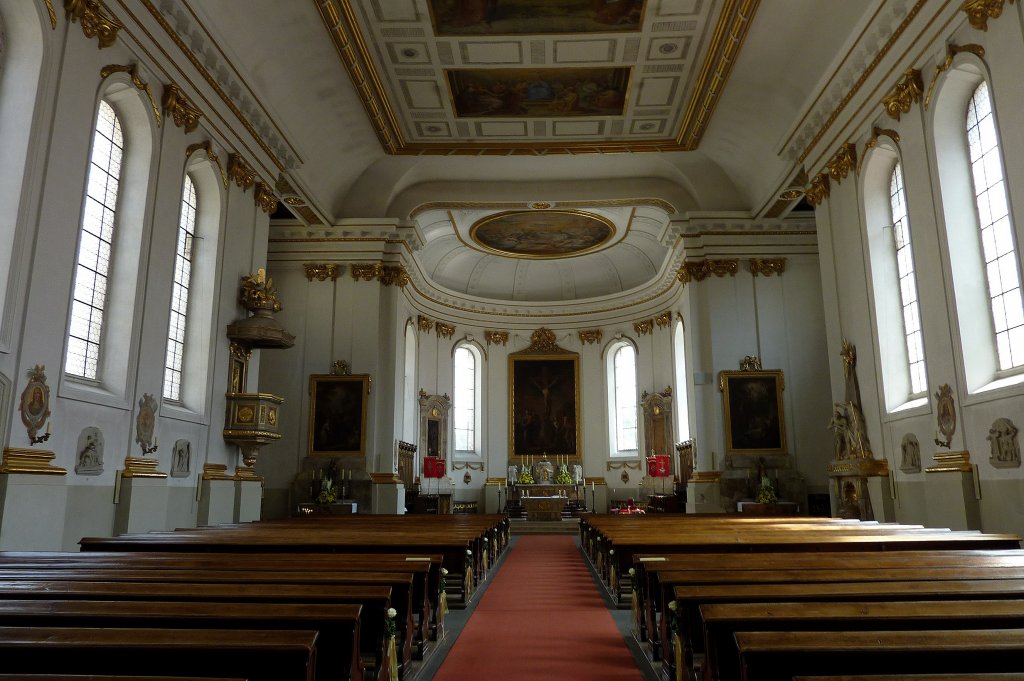 Hechingen, Stiftskirche St.Jakobus, Blick zum Altar durch den 53m langen Innenraum der klassizistischen Saalkirche, Juli 2011 