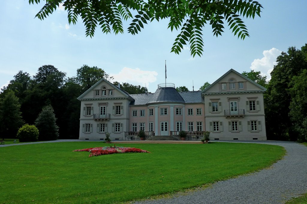 Hechingen, die Villa Eugenia, klassizistischer Bau von 1786-87, umgeben von einem englischen Landschaftspark, benannt nach der Gemahlin des Erbprinzen Wilhelm, dient heute fr kulturelle Veranstaltungen, Juli 2011