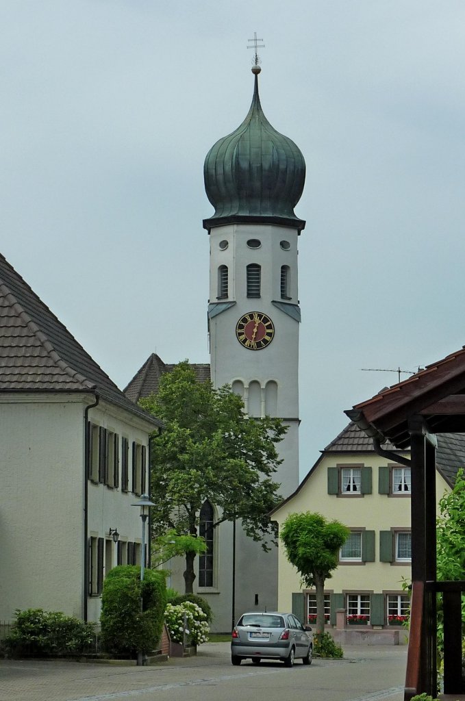 Hecklingen, Blick zur Pfarrkirche St.Andreas mit dem Turm aus dem 13.Jahrhundert, Juni 2012
