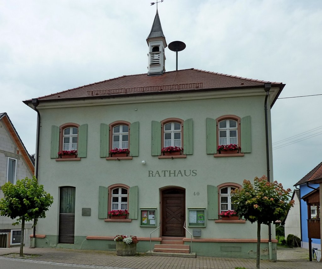 Hecklingen, das Rathaus von 1847, der Ort im Breisgau wurde 1147 erstmals urkundlich erwhnt, 1974 eingemeindet von der Stadt Kenzingen, Juni 2012