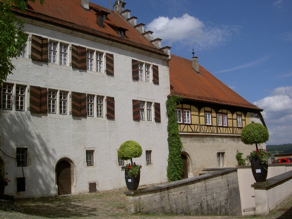 Heidenheim, Schloss Hellenstein, erbaut ab 1096, 1598 umgebaut durch Heinrich 
Schickhardt, heute Museum fr Kutschen und Heimatmuseum (21.06.2012)