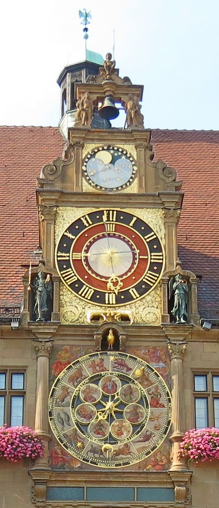 Heilbronn-Rathaus Uhr am 18.07.2013

Die Heilbronner Kunstuhr befindet sich am alten, historischen Teil des Rathauses in Heilbronn. Sie ist eine aus dem 16. Jahrhundert stammende astronomische Uhr mit drei Zifferblttern und Glocken- und Figurenspielen. Das untere Zifferblatt befindet sich in der Fassade, die zur Aufnahme der anderen Teile nach oben mit einem Zwerchhaus fortgesetzt ist.