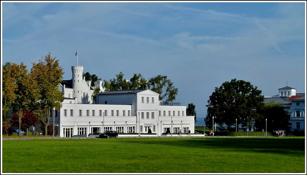 Heiligendamm ist ein Stadtteil von Bad Doberan an der Ostseekste Mecklenburg-Vorpommerns in der Mecklenburger Bucht. Heiligendamm ist der lteste Seebadeort Deutschlands und wird aufgrund der von der See aus sichtbaren weien Huserreihe in Strandnhe auch die „Weie Stadt am Meer“ genannt. 2004 wurde Heiligendamm vorlufig als Seeheilbad anerkannt. Durch den G8-Gipfel in Heiligendamm im Juni 2007 erlangte der Ort internationale Bekanntheit.  25.09.2011 (Jeanny)